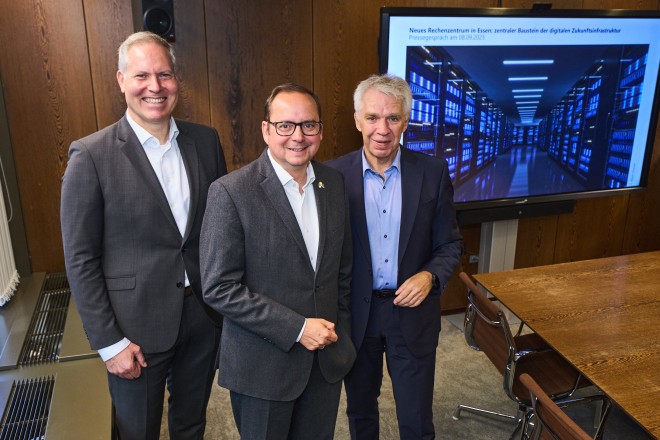 Vorstellung der Pläne zum Bau eines Rechenzentrums mit (v.l.n.r.) Andre Boschem, Geschäftsführer EWG, Oberbürgermeister Thomas Kufen und Jochen Sander, Geschäftsführer EVV.