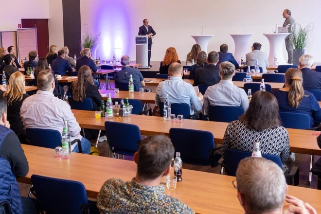 Oberbürgermeister Thomas Kufen spricht bei der 3. Essener Arbeitsmarkt- und Fachkräftekonferenz.