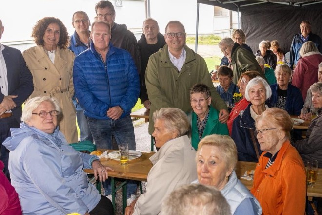 Oberbürgermeister Thomas Kufen beim Nachbarschaftsfest im Spervogelweg in Freisenbruch.