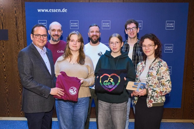 Oberstufenschüler*innen der Gesamtschule Borbeck besuchten Oberbürgermeister Thomas Kufen im Rathaus, um ihm ihre Schülerfirma "GeBo Shop" vorzustellen. 