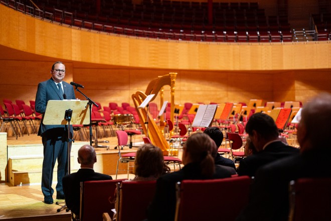 Oberbürgermeister Thomas Kufen bei der Eröffnung der Spielzeit 2025/2026 in der Philharmonie Essen.