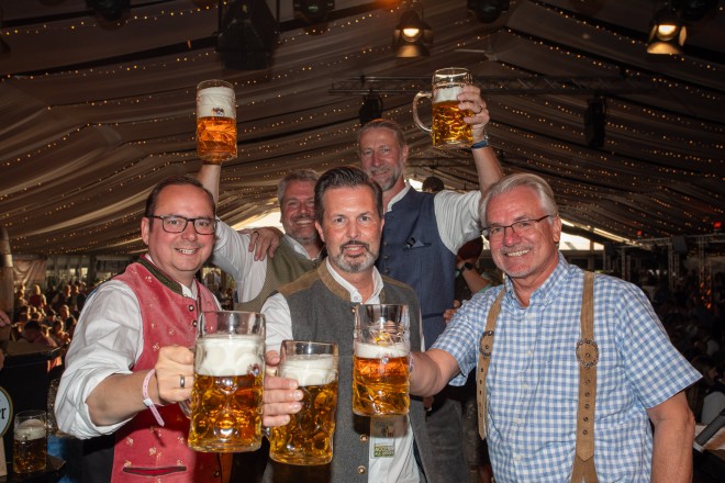 Oberbürgermeister Thomas Kufen beim Anstich des 12. Rü-Oktoberfestes.