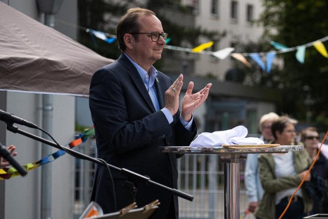Oberbürgermeister Thomas Kufen beim Jubiläumsfest der Pestalozzi-Schule in Huttrop. 