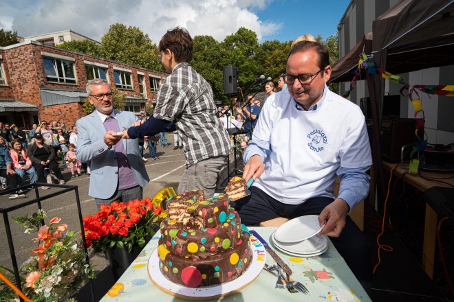 Foto: Oberbürgermeister Thomas Kufen beim Jubiläumsfest der Pestalozzi-Schule in Huttrop.