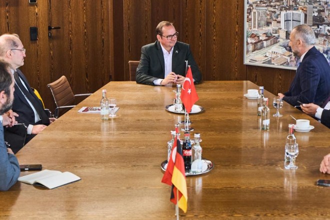 Oberbürgermeister Thomas Kufen im Austausch mit der Delegation aus der türkischen Stadt Zonguldak. 