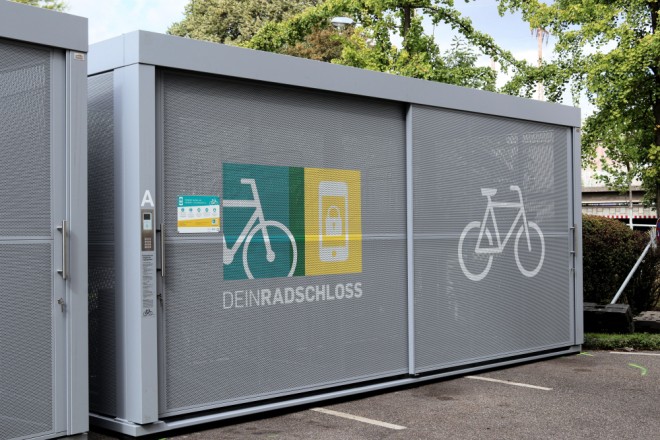 Am Essener Hauptbahnhof auf dem Parkplatz an der Weiglestraße wurden vier Fahrradgaragen für Radfahrende in Betrieb genommen.