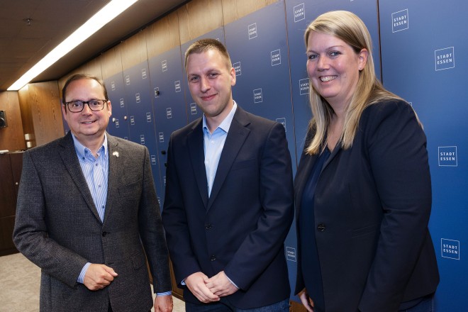 Oberbürgermeister Thomas Kufen und Annabelle Brandes, Geschäftsbereichsvorständin für Personal, Allgemeine Verwaltung und Digitalisierung, mit Lennart Balke.