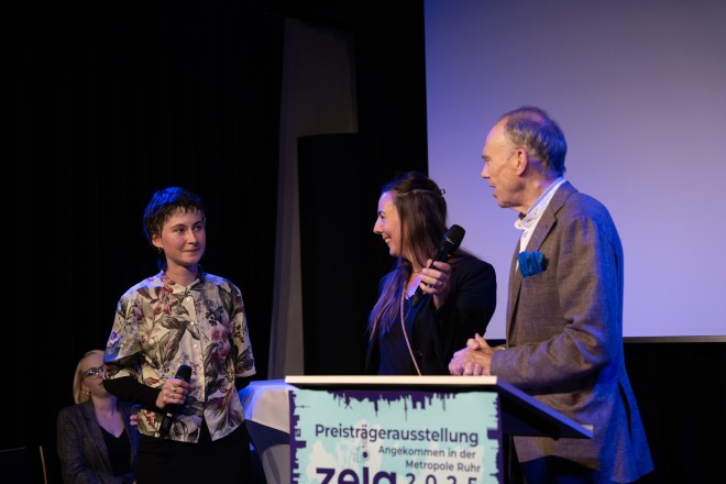 (v.l.n.r.) Gewinnerin des Fotowettbewerbs Iryna Frolova, Stefanie Kutschker, Öffentlichkeitsarbeit Jugendamt der Stadt Essen, und Dr. Ulrich Blank, Vorsitzender des Folkwang-Museumsverein e.V.. 