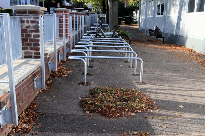 30 Fahrradstellplätze mit fest installierten Fahrradbügeln wurden an die Schule am Reuenberg übergeben.