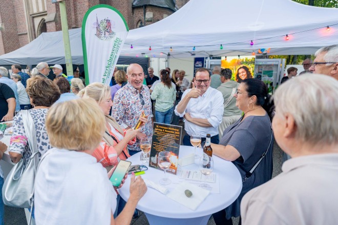 Foto: Oberbürgermeister Thomas Kufen im Gespräch bei der Frintroper Shopping-Nacht.