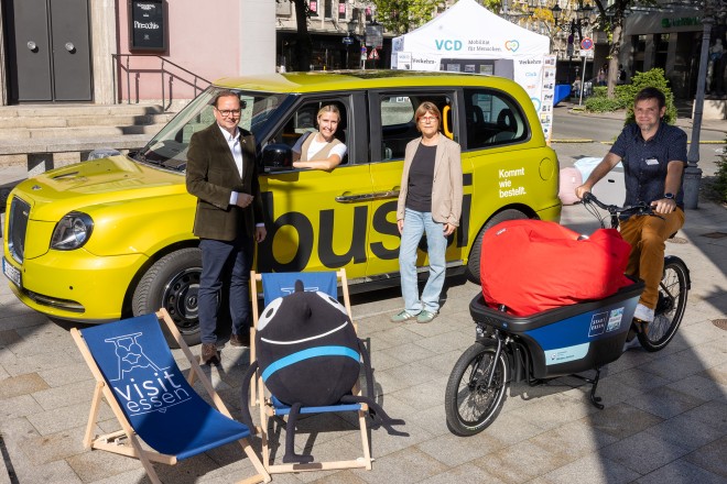 Eröffnung des "KlimaGartens" im Rahmen der Europäischen Mobilitätswoche auf dem Theatherplatz mit Oberbürgermeister Thomas Kufen und Simone Raskob, Geschäftsbereichsvorständin für Umwelt, Verkehr und Sport.