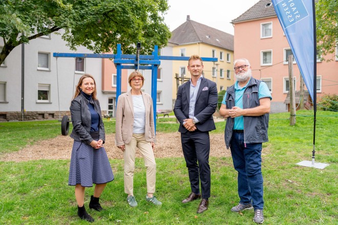 Auftaktveranstaltung "Hitzefrei im Pott" mit (v.l.n.r.): Sonja Eisenmann, Fachbereichsleiterin Umweltamt, Simone Raskob, Geschäftsbereichsvorständin Umwelt, Verkehr und Sport, Nils van Gulijk, Ressortleiter für Immobilienbewirtschaftung Allbau GmbH, und Peter Valerius, Bezirksbürgermeister BV I.