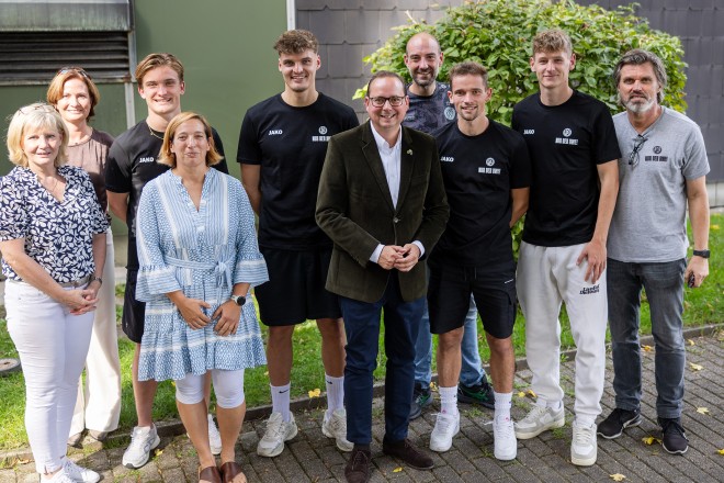 Foto: Schulfest zum 50. Jubiläum der Traugott-Weise-Schule mit Oberbürgermeister Kufen.
