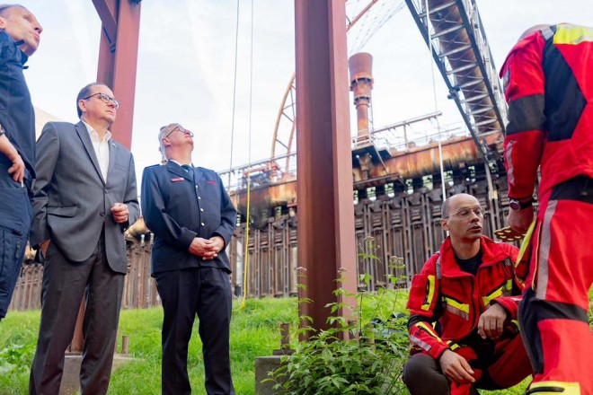 Oberbürgermeister Thomas Kufen beim 21. Nationalen Leistungsvergleich der Höhenrettungsgruppen der Berufsfeuerwehren.