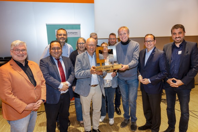 Foto: Gruppenbild mit Oberbürgermeister Thomas Kufen bei der Verleihung des 1. Gütekraft-Preises