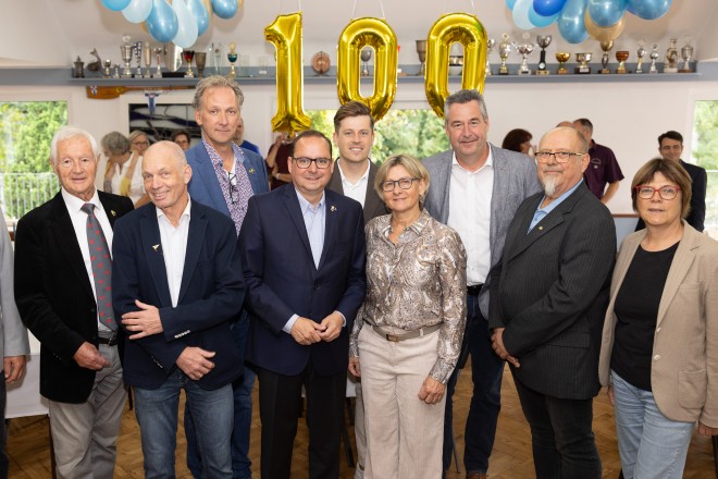 Foto: Gruppenbild mit Essens Oberbürgermeister Thomas Kufen auf dem 100-jährigen Jubiläum der Kanu-Gesellschaft Wanderfalke e.V.