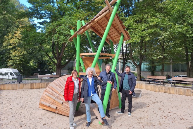 Foto: Eröffnung des Spielplatzes an der Planckstraße in Holsterhausen (v.l.n.r.): Simone Raskob, Dezernentin für Umwelt, Verkehr und Sport, Doris Eisenmenger, Bezirksbürgermeisterin, Andreas Bergknecht und Mattis Ricken, Grün und Gruga Essen. 