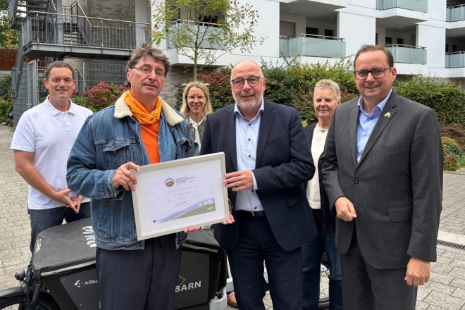 Oberbürgermeister Thomas Kufen bei der Übergabe des Zertifikats "Fahrradfreundlicher Arbeitgeber in Gold" an die IME GmbH.