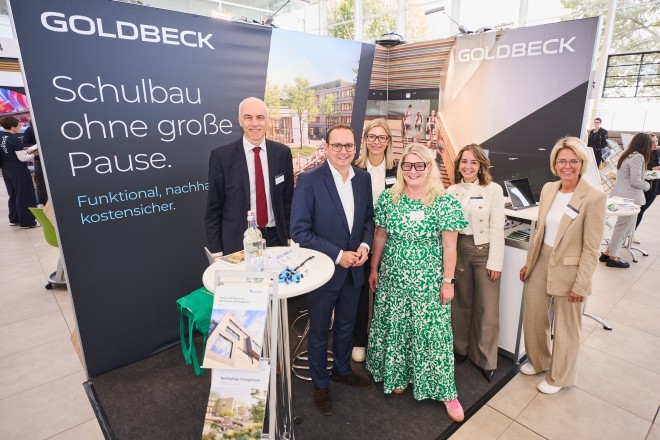 Foto: Oberbürgermeister Thomas Kufen besuchte die Messe Schulbau in Essen.