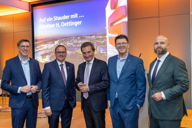 Foto: Oberbürgermeister Thomas Kufen besuchte die Veranstaltung "Auf ein Stauder mit Günther H.Oettinger" bei der Sparkasse Essen.