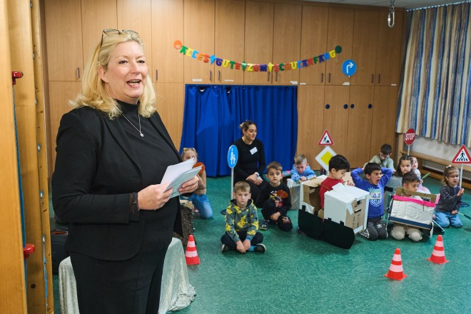 Bürgermeisterin Julia Jacob bei der Auftaktveranstaltung zur Verteilaktion der Mediensets "Sichere Schule“.