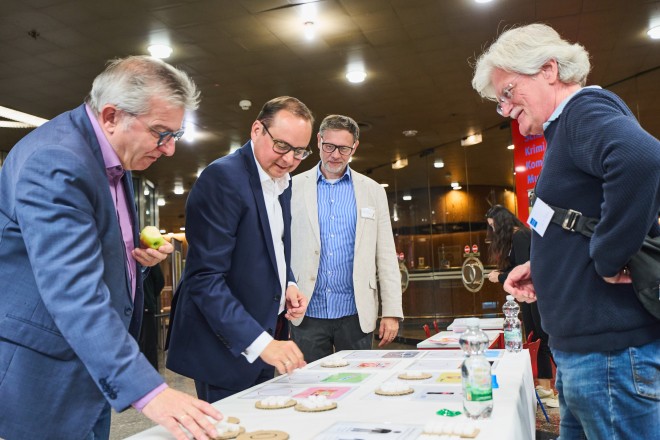 Foto: Thomas Kufen und Peter Renzel beim Tag der Zahngesundheit 2025