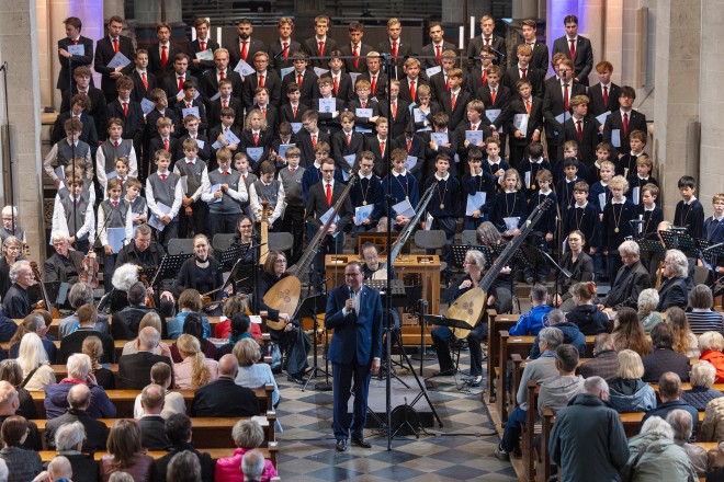 Foto: Die Essener Domsingknaben, die Capella Ludgeriana aus Münster und der Paderborner Domchor führten im Essener Dom Claudio Monteverdis „Marienvesper“ auf.