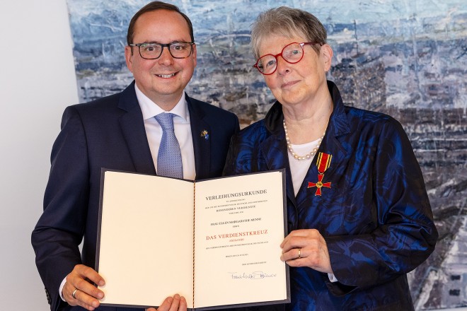 Foto: Oberbürgermeister Thomas Kufen gemeinsam mit Ellen Menne. Sie erhielt das Verdienstkreuz am Bande. 