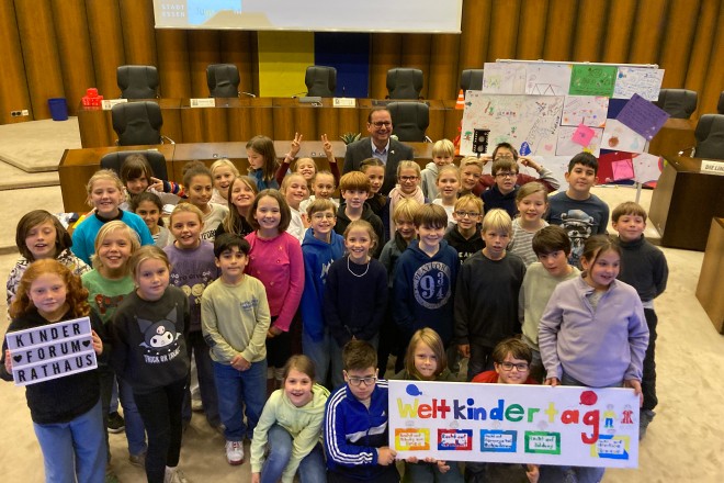 Foto: Oberbürgermeister Thomas Kufen beging gemeinsam mit zahlreichen Kindern den Weltkindertag im Rathaus der Stadt Essen.