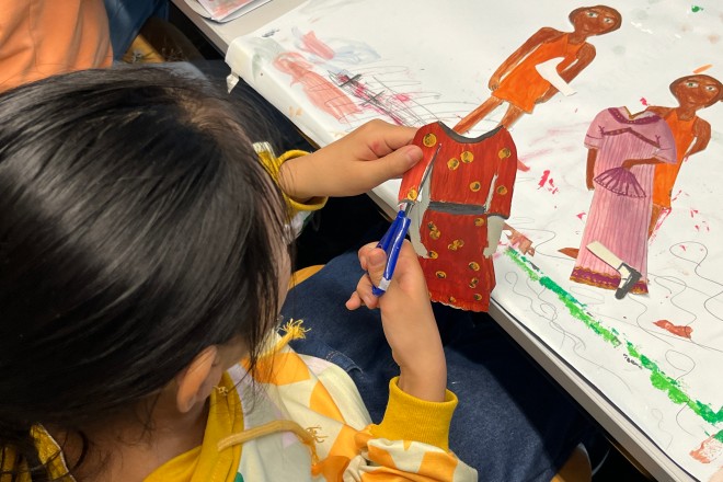 Gestaltung der Buchseiten mit den gemalten Motiven der Kinder: Ralf de Jong und Sophie Holzhüter, Folkwang Universität der Künste.