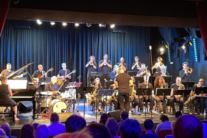 Foto: Die Big Band der Folkwang Musikschule der Stadt Essen unter der Leitung von Roland Kämmerling.