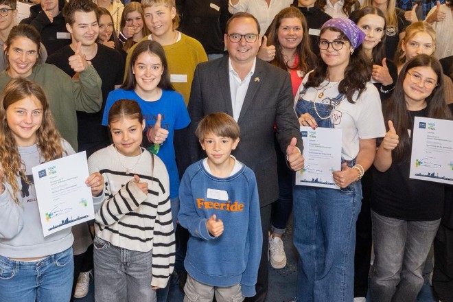 Oberbürgermeister Thomas Kufen bei der Preisverleihung zum Projekt "Klimaschutz in Bildungseinrichtungen“. 