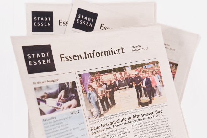 Foto: Drei gedruckte Exemplare der Oktober-Ausgabe des redaktionellen Amtsblatts "Essen.Informiert"