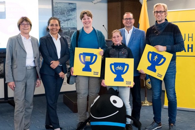 Oberbürgermeister Thomas Kufen gratuliert den Gewinnerinnen*Gewinnern der bonus mobil-Challenge.