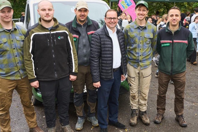 Oberbürgermeister Thomas Kufen bei der Pflanzaktion der Realschule Am Schloss Borbeck im Schlosspark.