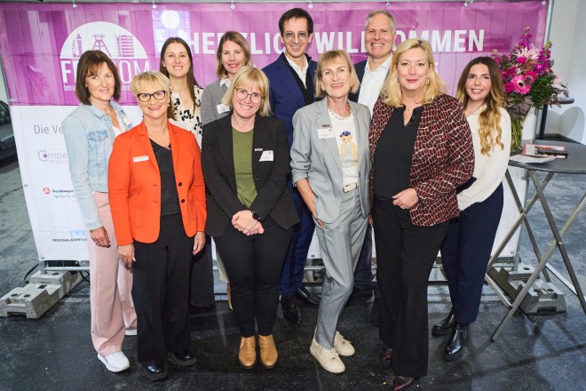 FOto: Bürgermeisterin Julia Jacob eröffnet die Netzwerkveranstaltung FEMCOM 2025 in der Weststadthalle. 