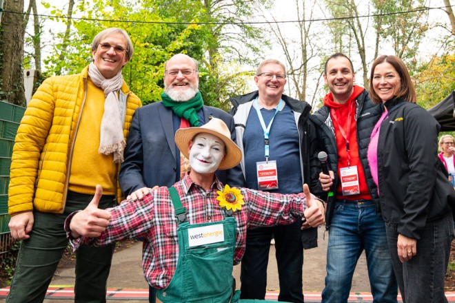 Rolf Fliß begrüßt Sportler*innen beim 63. Westenergie Marathon am Baldeneysee.