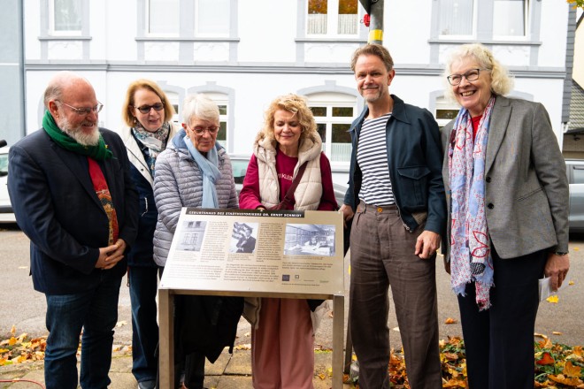 Bürgermeister Rolf Fliß bei der Einweihung der Gedenktafel für Stadthistoriker Dr. Ernst Schmidt.
