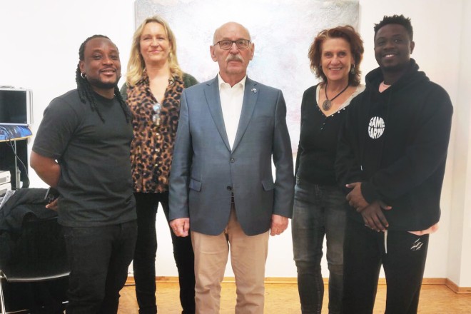 Bürgermeister Rudolf Jelinek bei der Eröffnung des AFROMUSE Festivals.