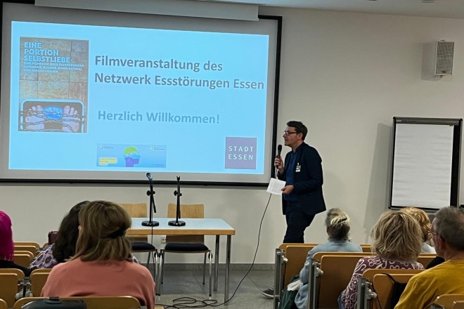 Foto: André Beermann (Geschäftsführer WIESE e.V. Selbsthilfeberatung Essen) moderierte die Veranstaltung "Eine Portion Selbstliebe" in der VHS Essen. 