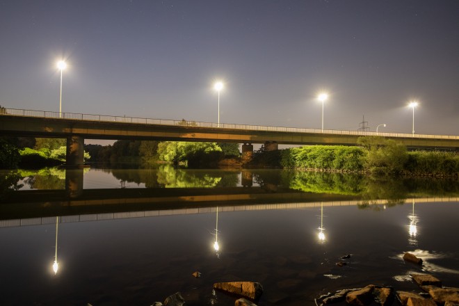 Lichtschein auf der Ruhr und an den Ufern von den Laternen auf der Konrad-Adenauer-Brücke.