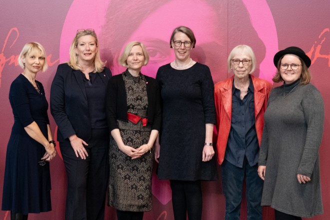 Bürgermeisterin Julia Jacob bei der Eröffnung der Ausstellung "Essen in Bewegung – Dore Jacobs und die Kulturen der Körper".