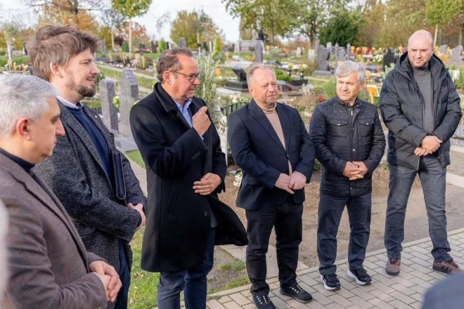 Besuch des Oberbürgermeisters nach den Verwüstungen und Vandalismusschäden auf dem islamischen Grabfeld. .