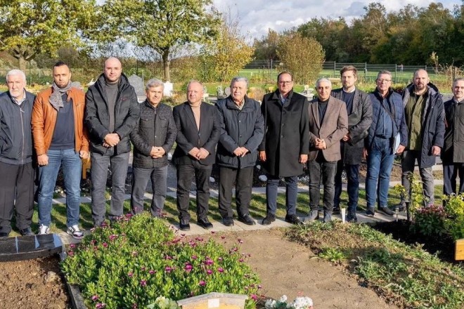 Oberbürgermeister Thomas Kufen hat das islamische Grabfeld gemeinsam mit Vertretenden der Kommission Islam und Moscheen in Essen (KIM-E) und dem Vorsitzenden des Integrationsrates der Stadt Essen aufgesucht.