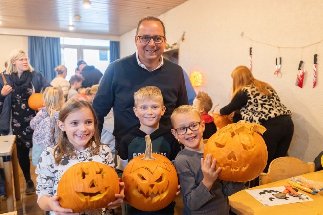 Oberbürgermeister Thomas Kufen beim Halloween-Kürbis-Schnitzen des Bürger- und Verkehrsvereins Essen-Schönebeck 1994 e.V.