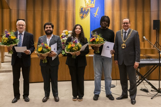37. Einbürgerungsfeier der Stadt Essen: Oberbürgermeister Thomas Kufen übergibt die Einbürgerungsurkunden im Ratssaal.