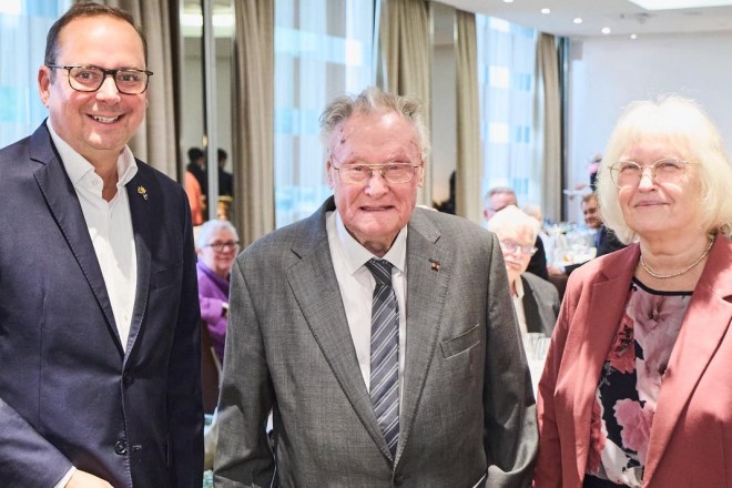 Foto: Oberbürgermeister Thomas Kufen gemeinsam mit dem Ehepaar Völker. 