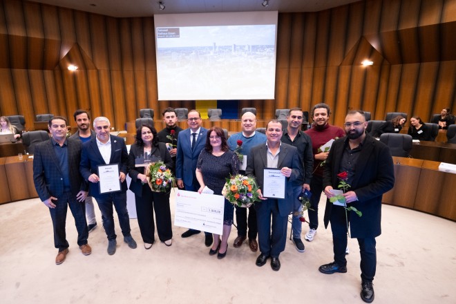 Foto: Gruppenbild mit Oberbürgermeister Thomas Kufen bei der Verleihung des Integrationspreises 2025 im Ratssaal des Essener Rathauses. 