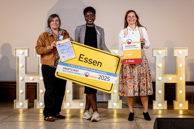 Foto: Preisverleihung des Wettbewerbs "Hauptstadt des Fairen Handels" (v.l.n.r.): Melanie Bayo, Umweltamt der Stadt Essen, Dodo Schulz, EXILE e.V., Sonja Eisenmann, Fachbereichsleitung Umweltamt der Stadt Essen. 
