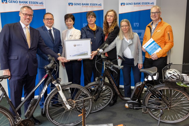 Oberbürgermeister Kufen gratuliert der GENO BANK Essen zur Auszeichnung als fahrradfreundlicher Arbeitgeber.